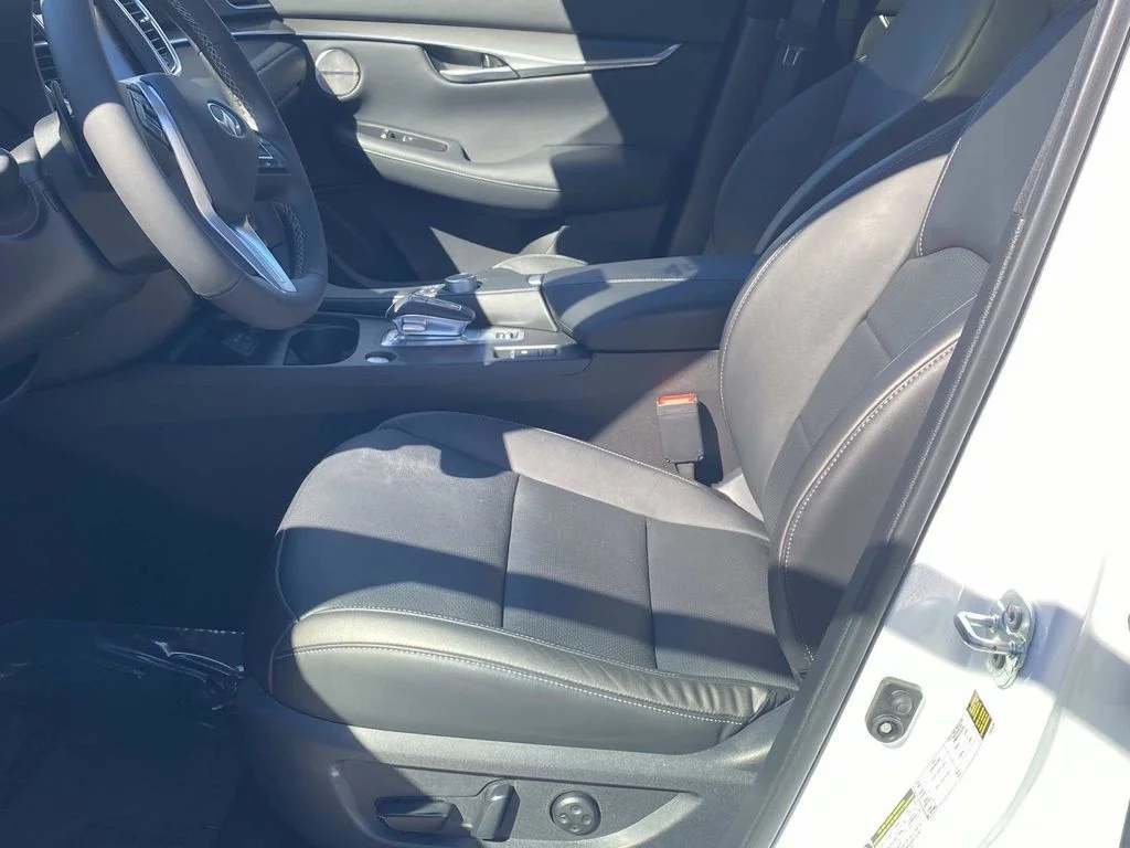 Used 2025 White INFINITI LUXE image 15