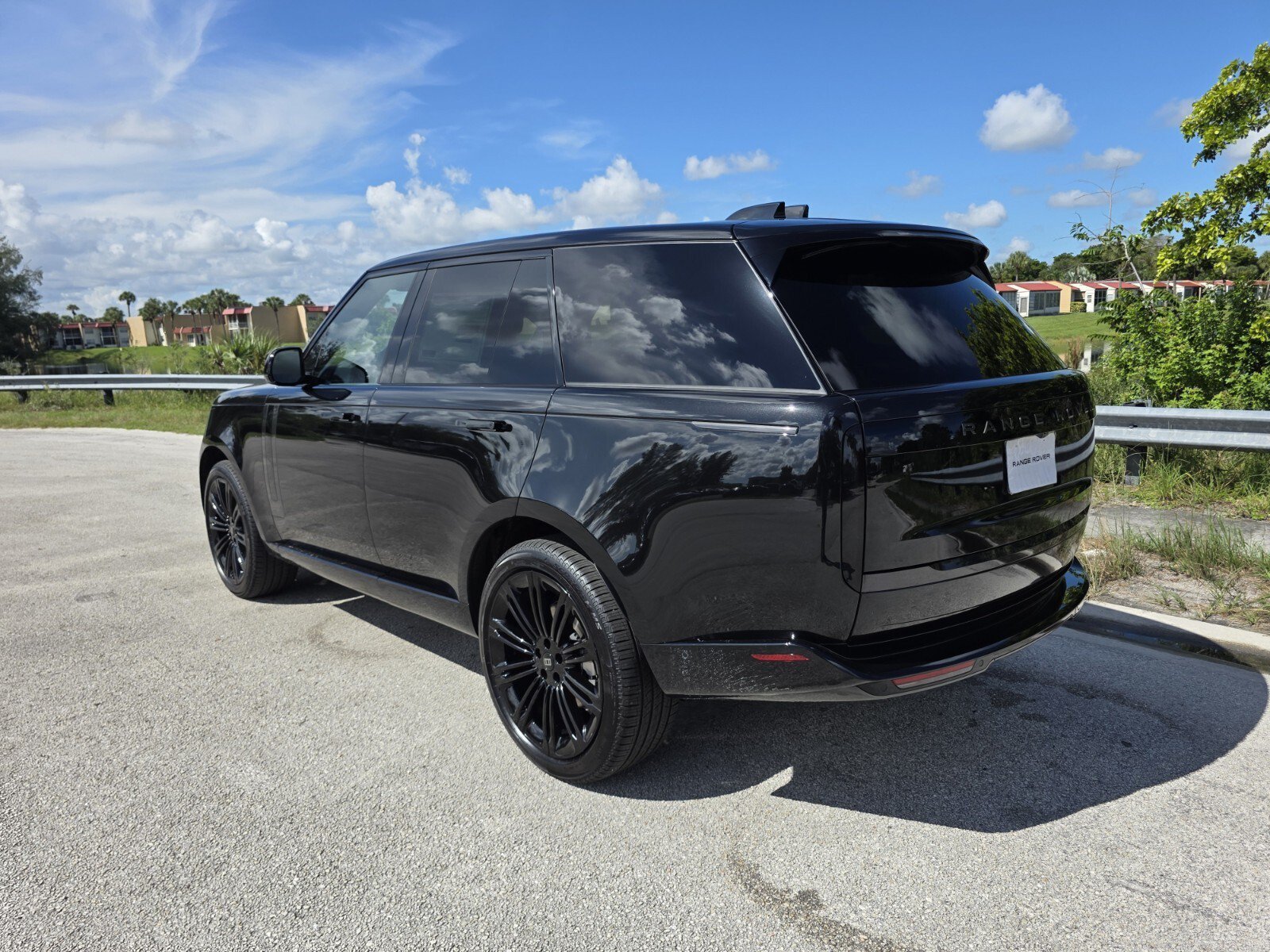 New 2027 Santorini Black Land Rover P400 SE image 2