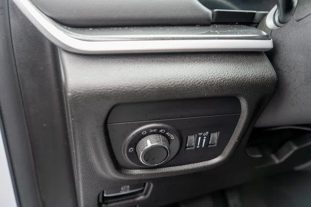 Used 2023 White Jeep Laredo image 17