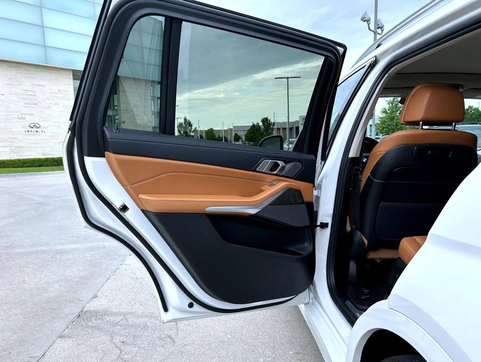 Used 2020 White BMW xDrive40i image 22