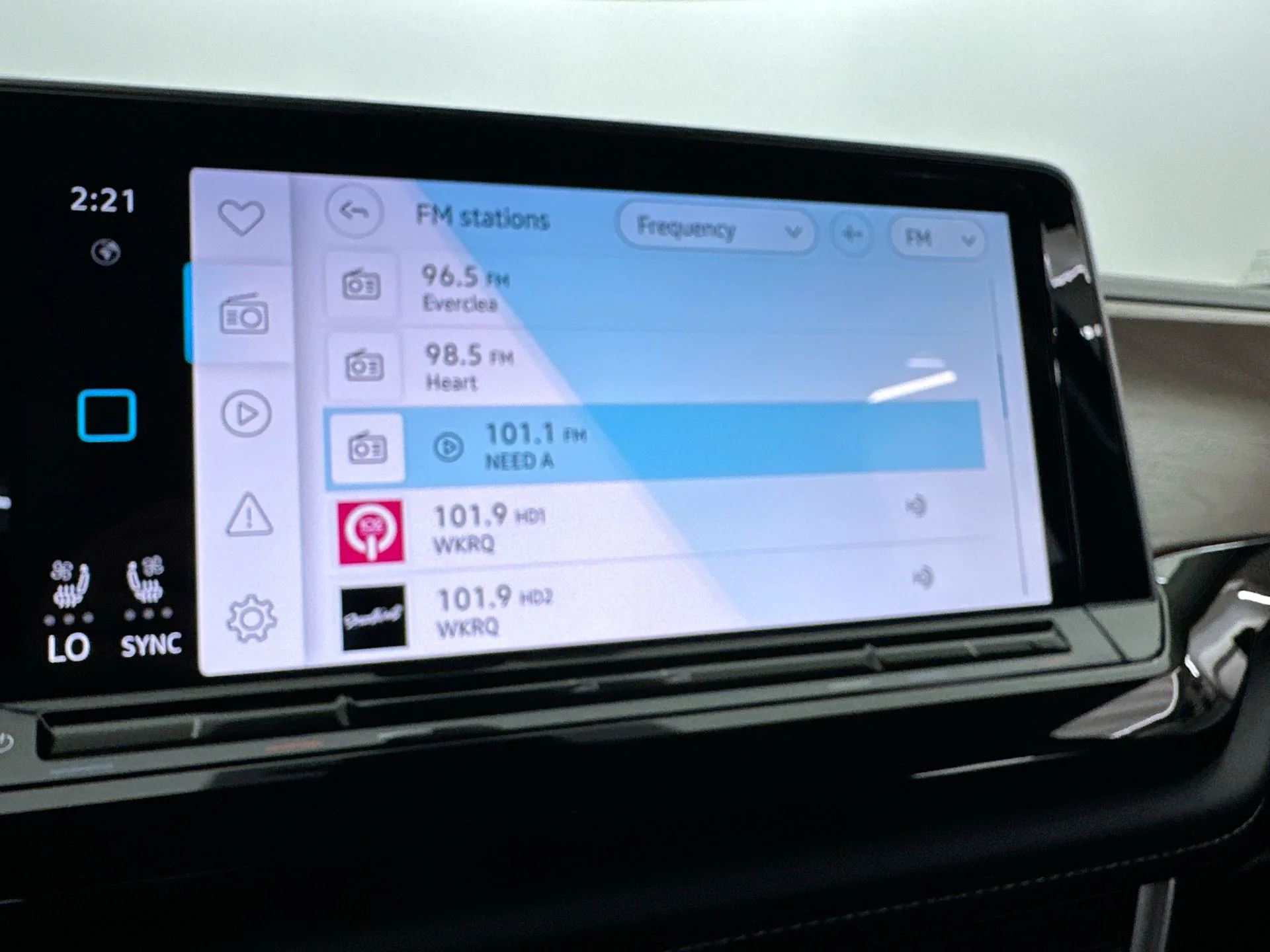 Used 2025  Volkswagen 2.0T SE w/Technology image 31