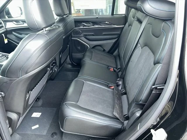 New 2024 Diamond Black Crystal Pearl-Coat Exterior Paint Jeep Trailhawk image 9