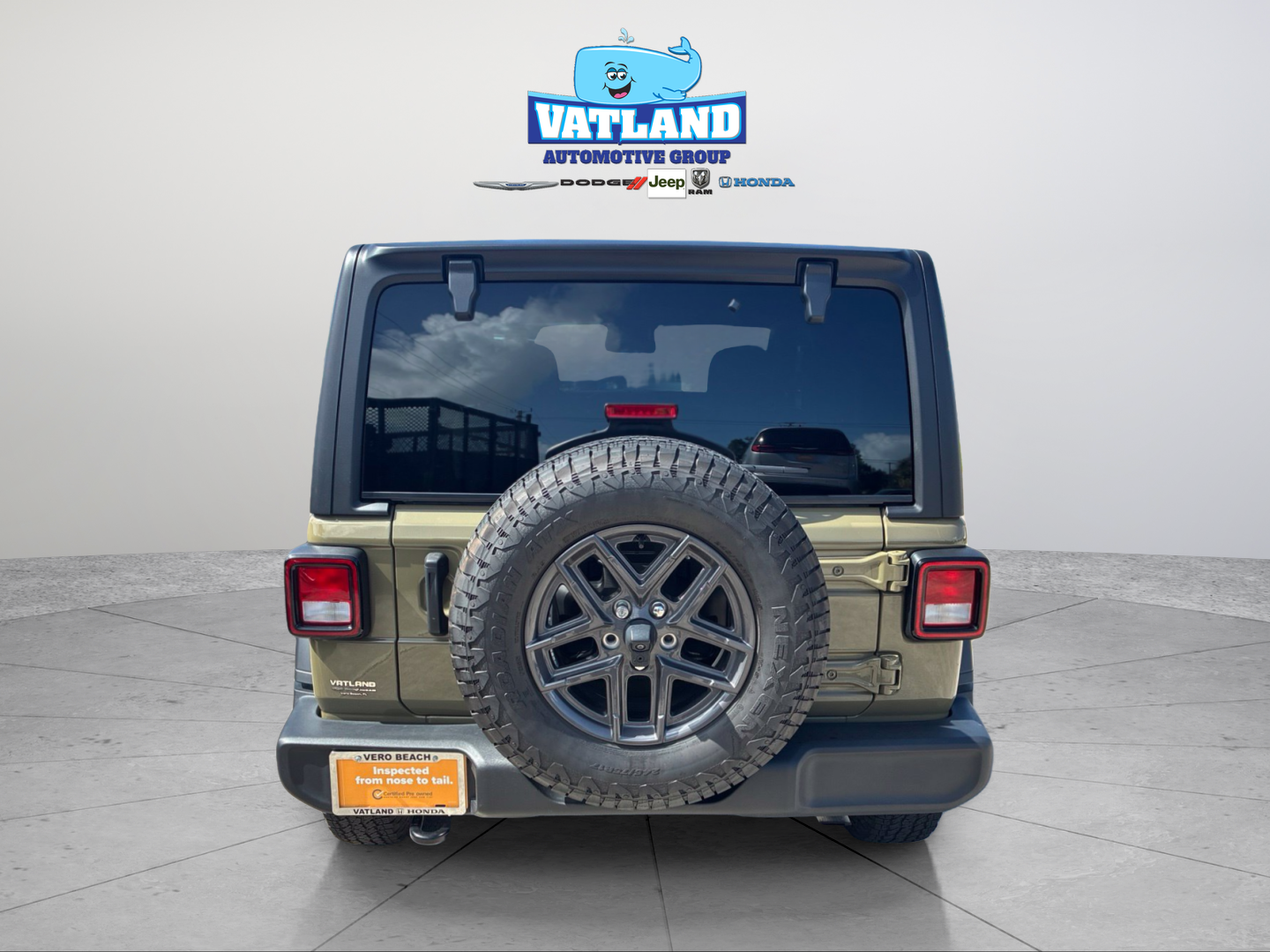 Used 2025 Green Jeep Sport S image 4