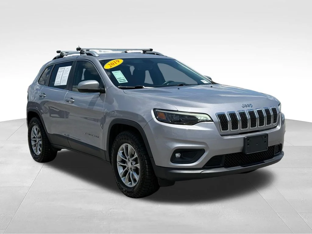 Used 2019 Silver Jeep Latitude Plus image 30