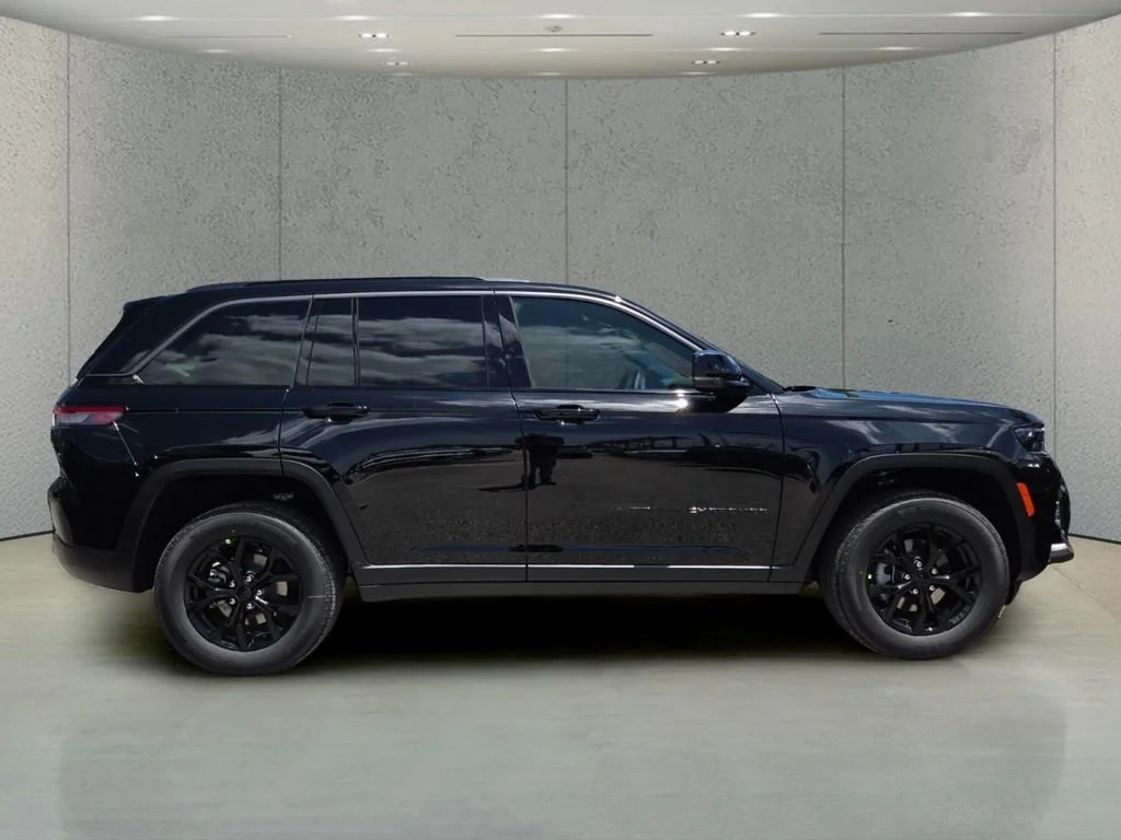 New 2026 Diamond Black Crystal Pearl-Coat Exterior Paint Jeep Laredo Altitude image 3