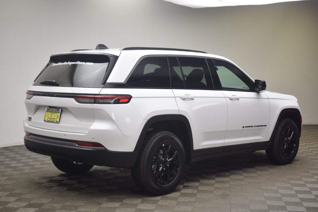 New 2026 Bright White Clear-Coat Exterior Paint Jeep Altitude image 6