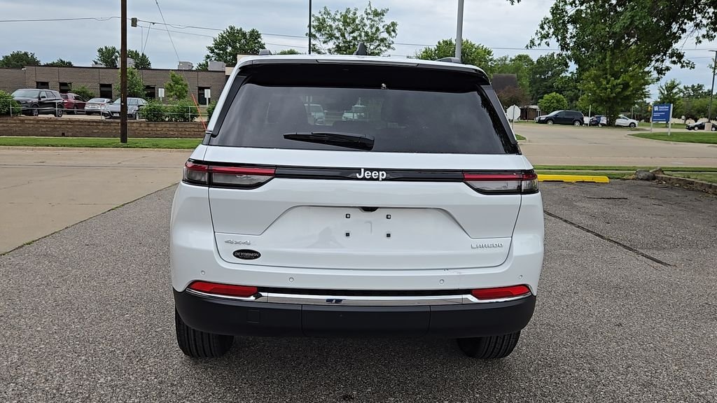 New 2026 Bright White Clear-Coat Exterior Paint Jeep Laredo X image 34