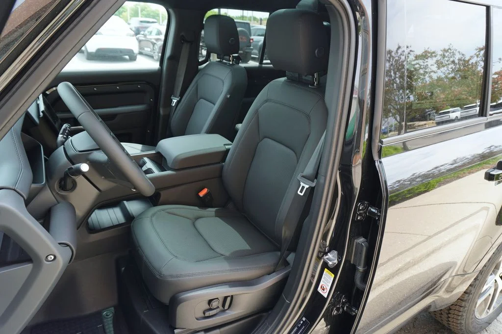 Used 2026 Black Land Rover X-Dynamic SE image 13