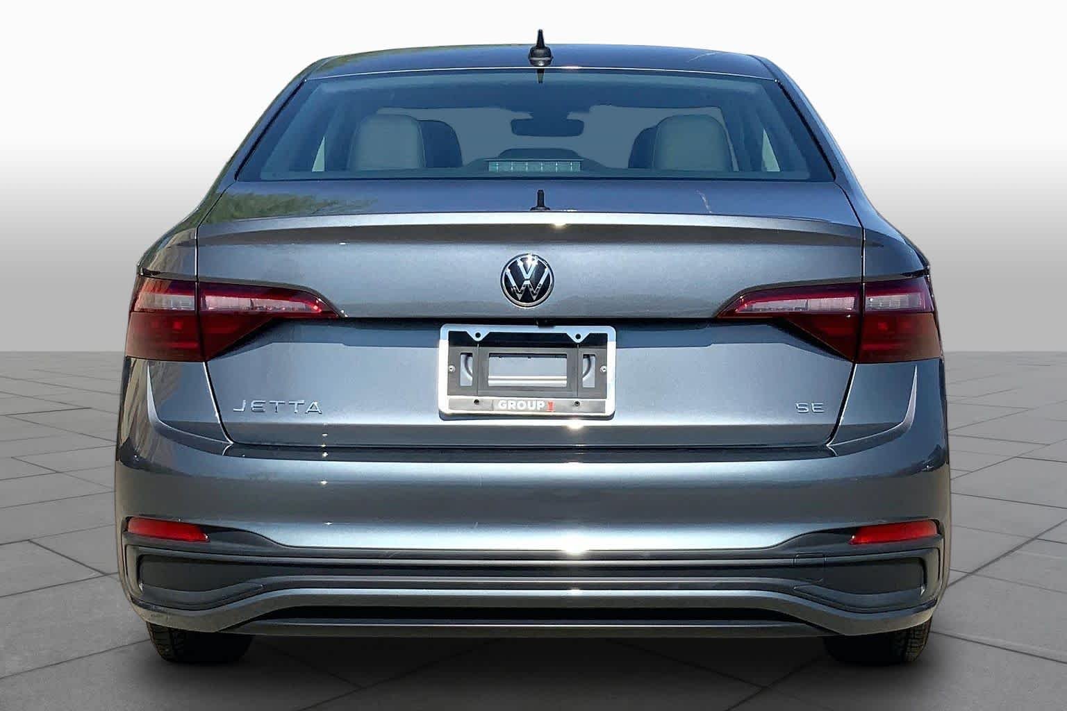 Used 2024 Platinum Gray Metallic Volkswagen SE image 5