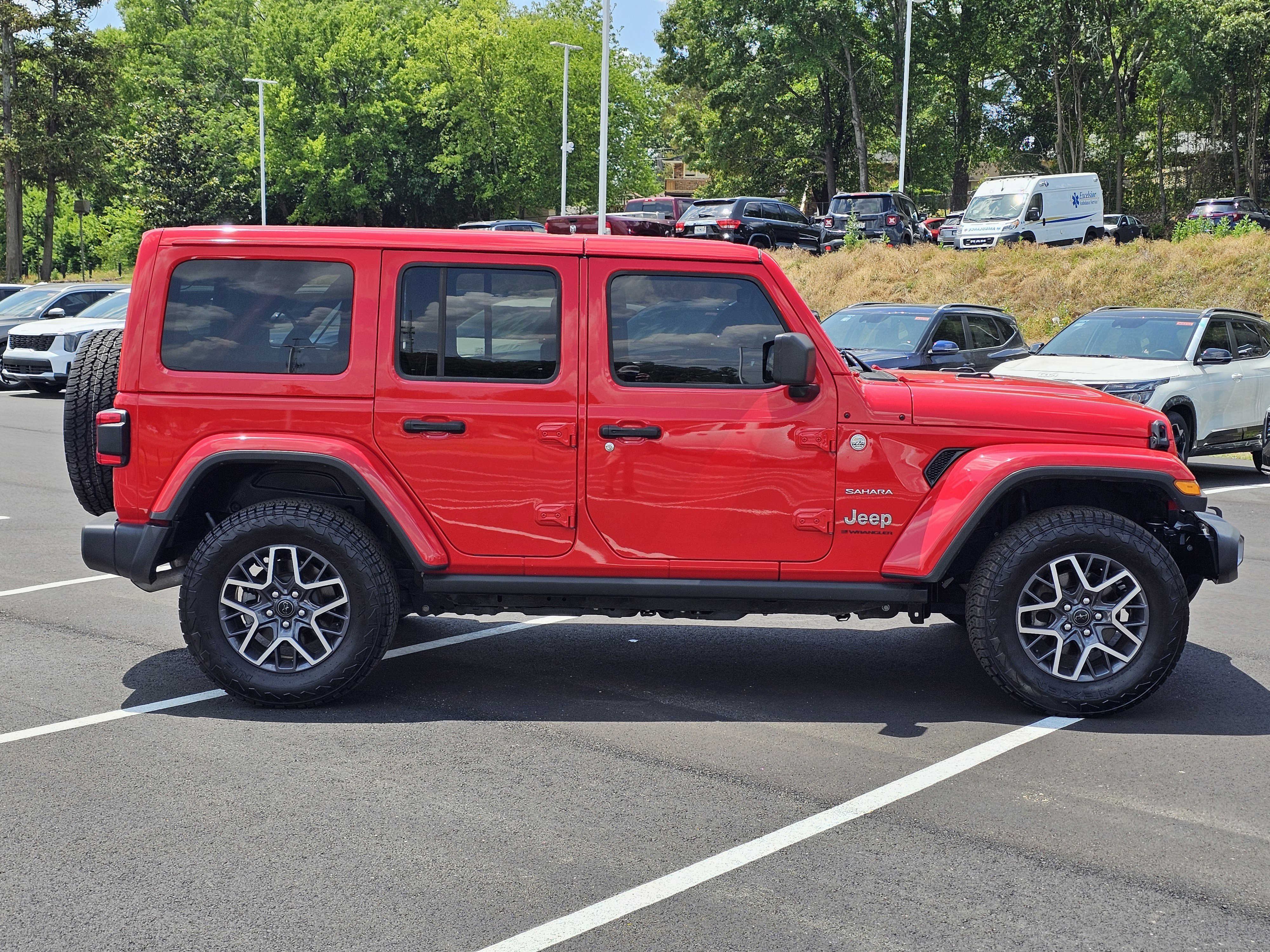 2024 Jeep Wrangler 4-Door Sahara - Photo 8