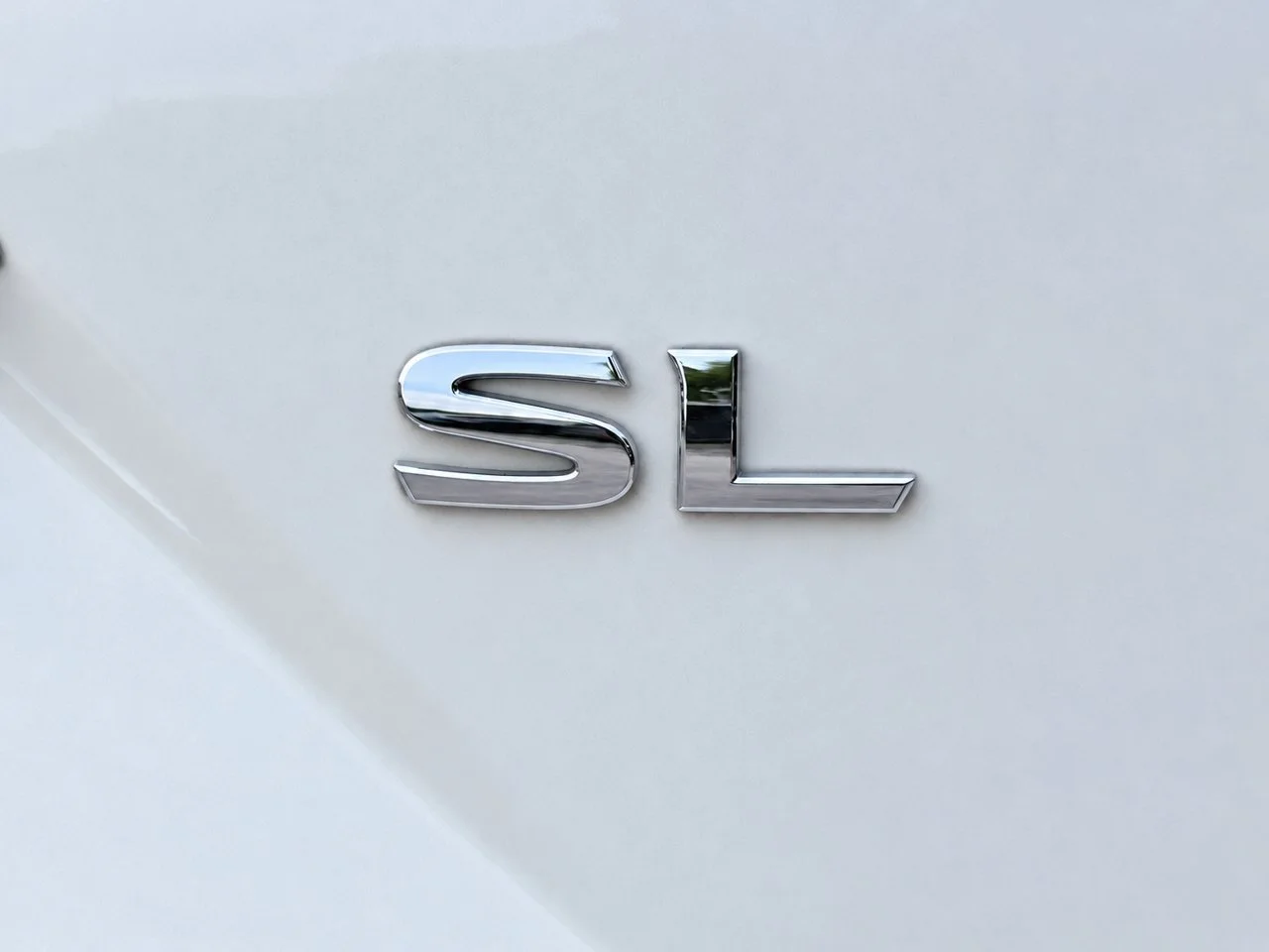 Used 2018 Pearl White Nissan SL image 7