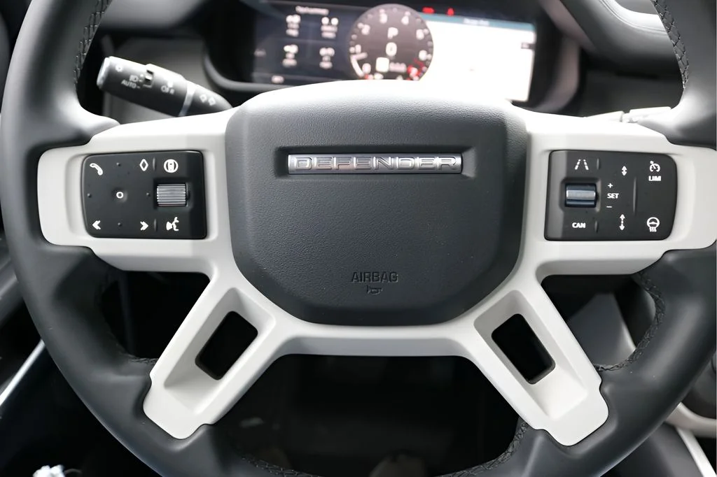Used 2025 White Land Rover S image 23