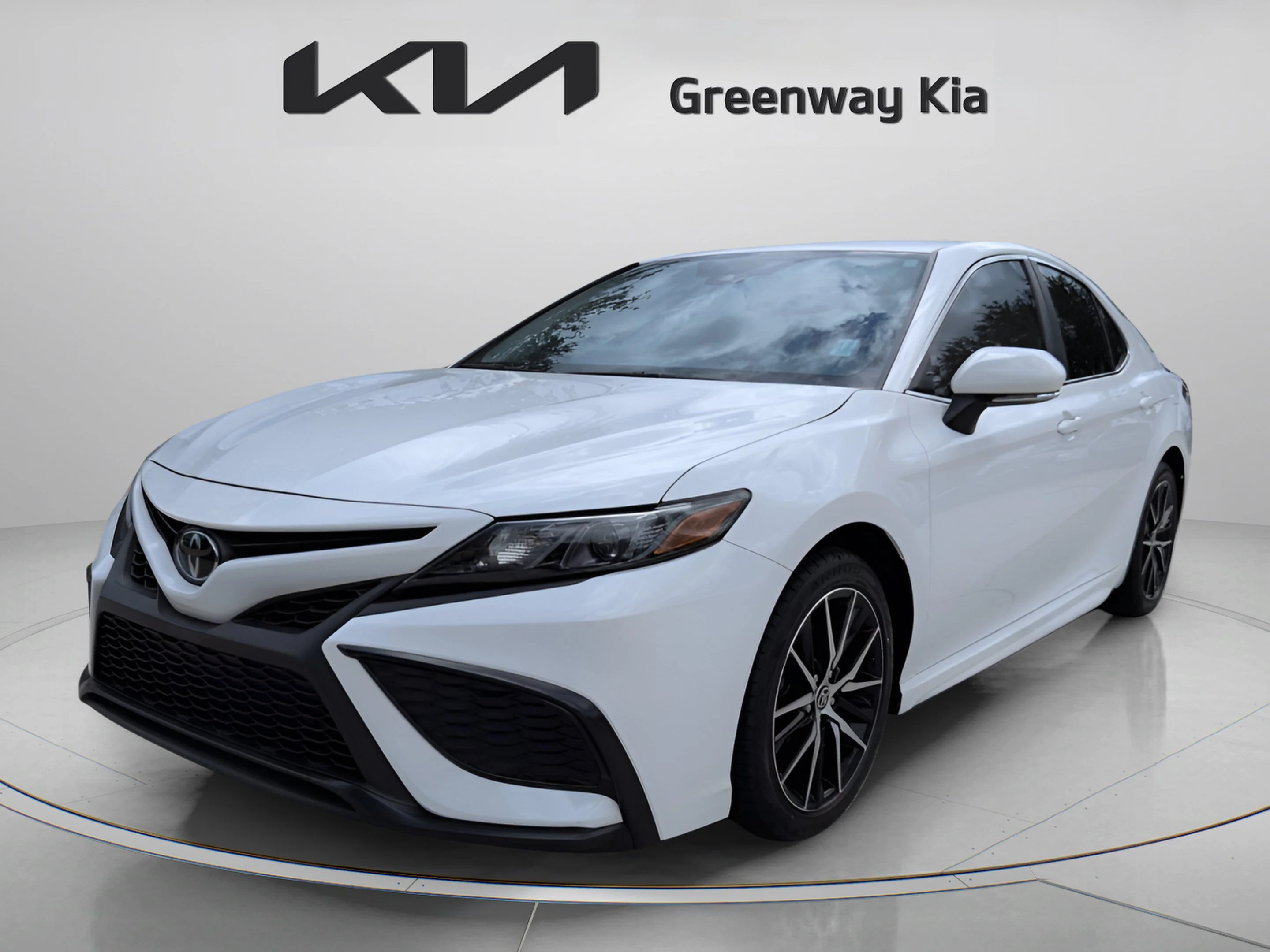 Used 2024 Ice Toyota SE image 9