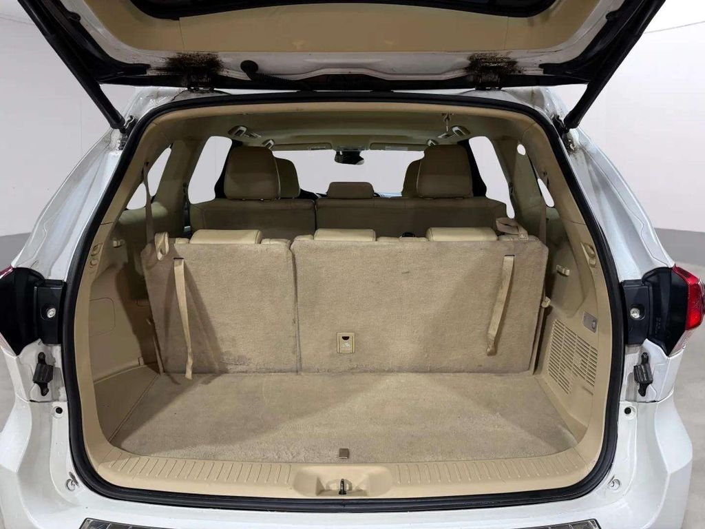Used 2019 White Toyota XLE image 31