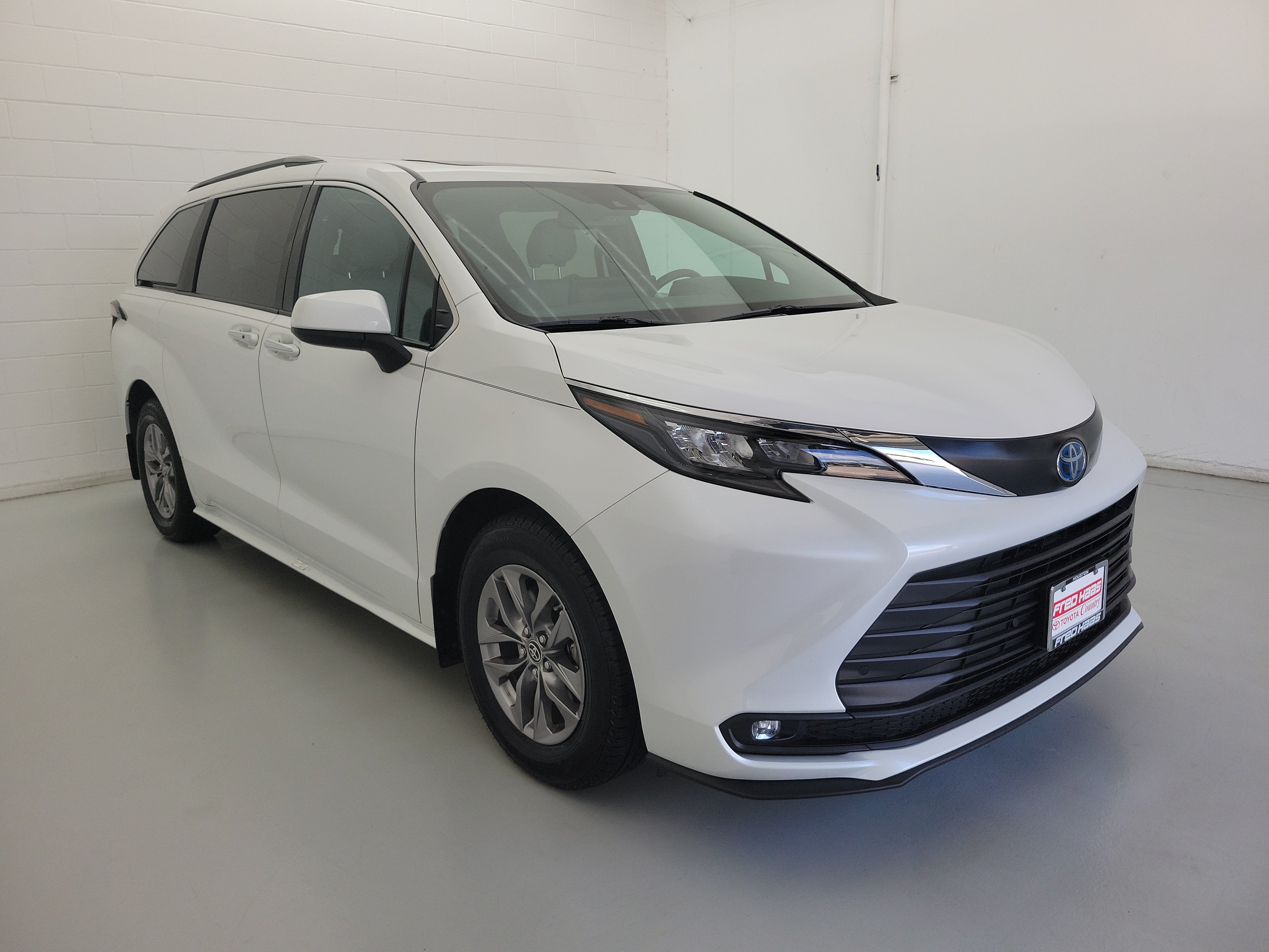 Used 2025 Wind Chill Pearl Toyota XLE image 4