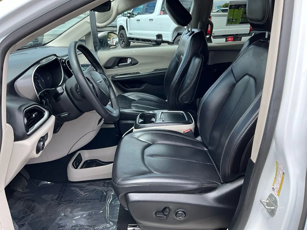 Used 2023 Bright White Clearcoat Chrysler Touring L image 16