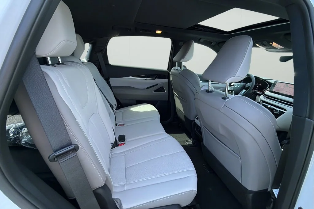 New 2027 2T RAD WHT INFINITI Sport AWD image 12