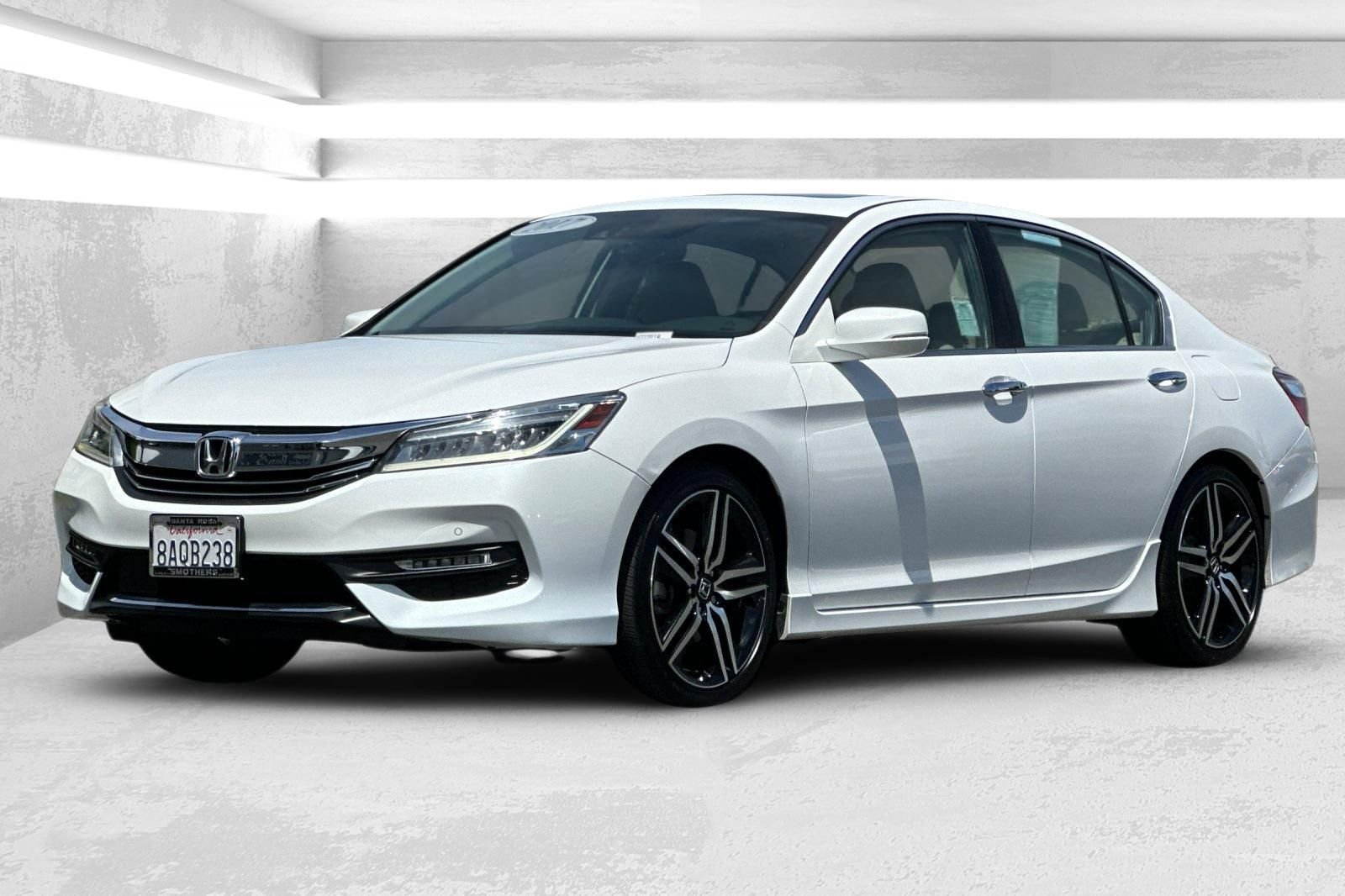 Used 2017 White Honda Touring image 8