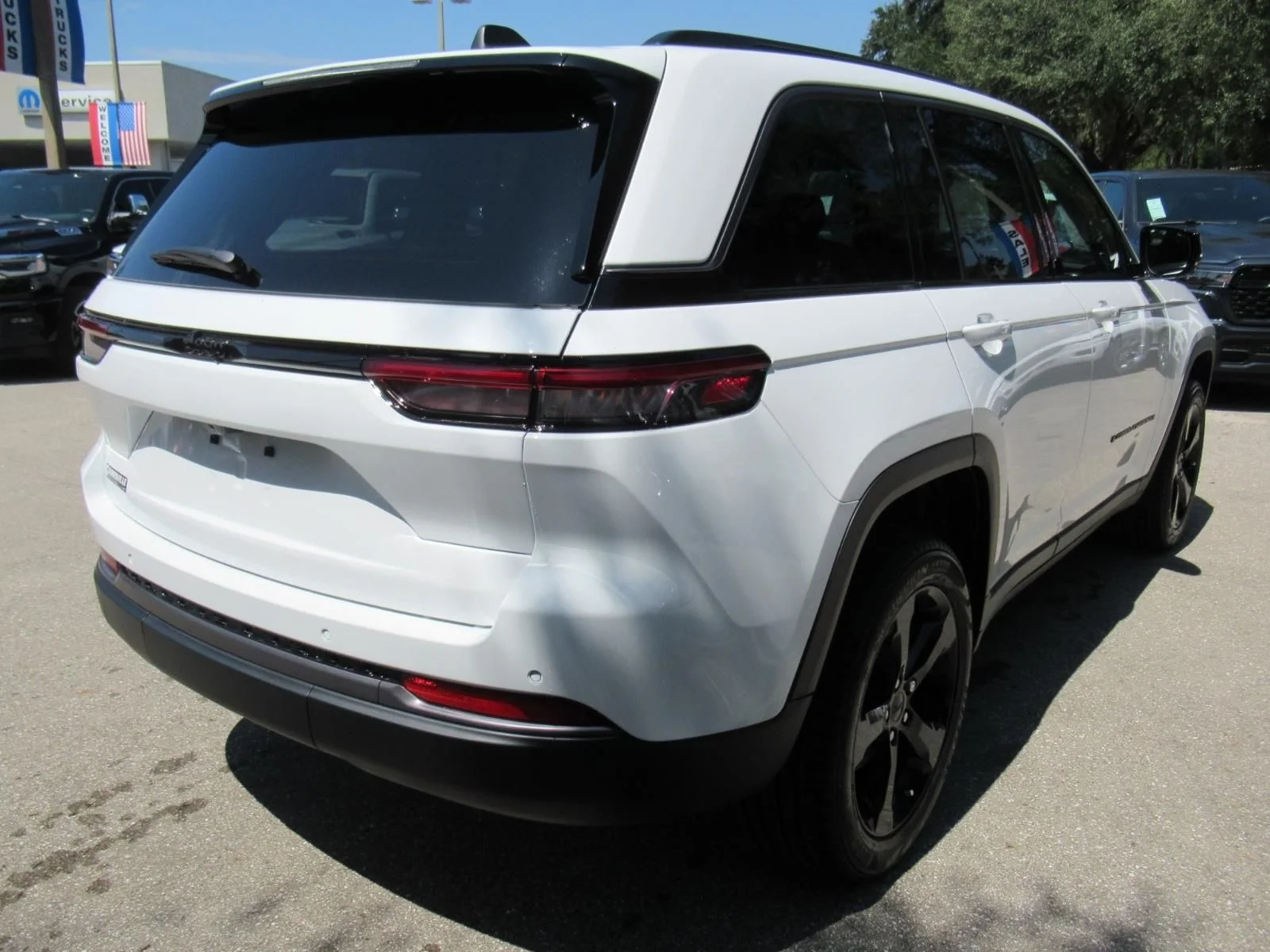 New 2026 Bright White Clear-Coat Exterior Paint Jeep Limited image 7