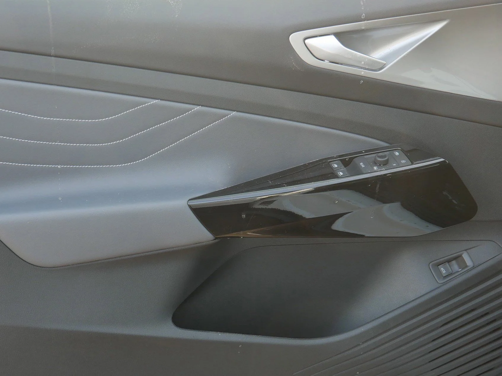New 2026 Opal White Pearl Volkswagen Pro S image 4