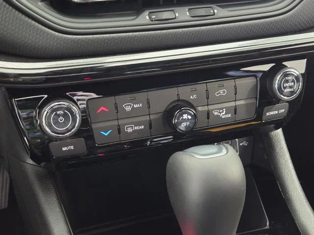 New 2026 Diamond Black Crystal Pearlcoat Jeep Latitude image 19