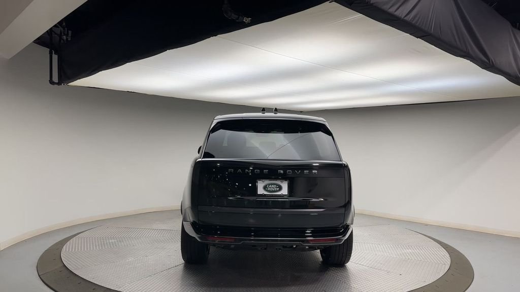 Used 2025  Land Rover SE image 7