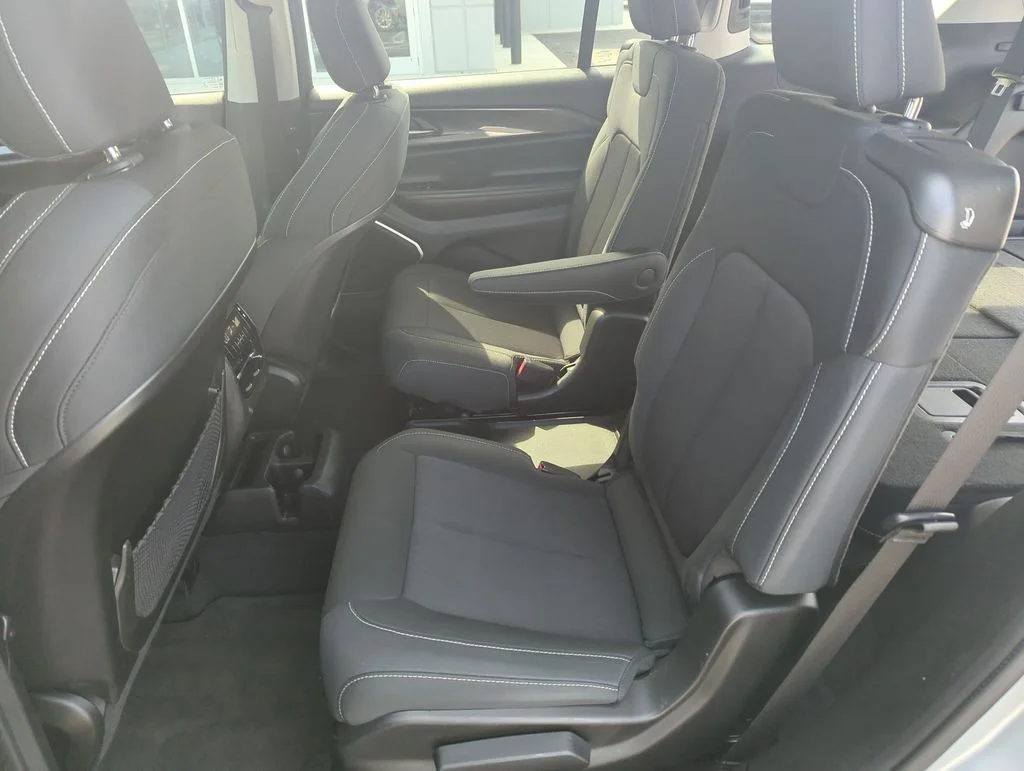Used 2022 Silver Jeep Laredo image 28