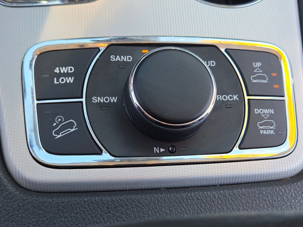 Used 2018 Red Jeep Summit image 31