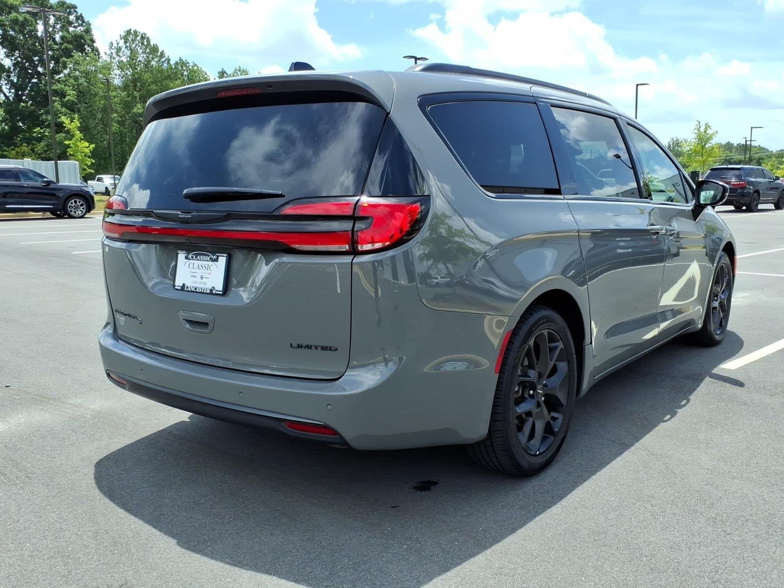 Used 2025 Ceramic Gray Clearcoat Chrysler Limited image 2
