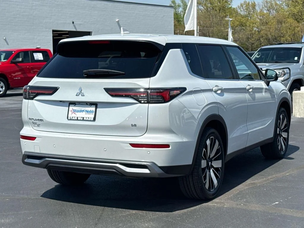 Used 2025 White Diamond Mitsubishi SE image 7