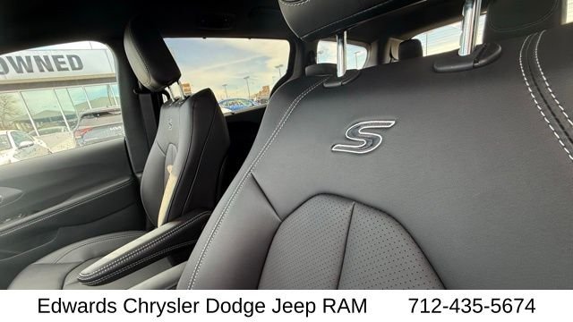 2026 Chrysler Pacifica Select - Photo 32