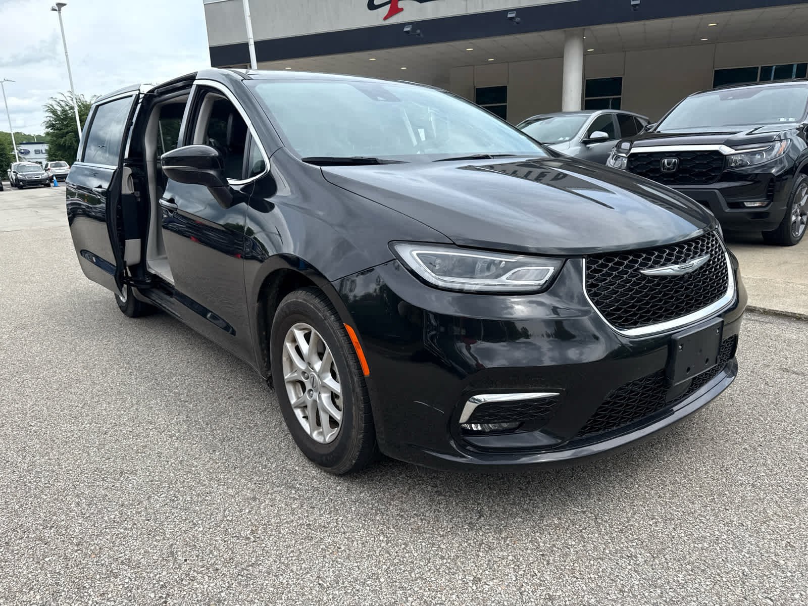 2023 Chrysler Pacifica Touring L's photo