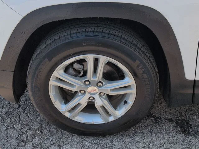 Used 2023 White GMC SLE image 34