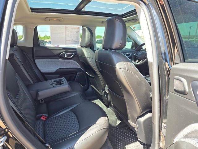 Certified Used 2022 Diamond Black Crystal Pearlcoat Jeep Latitude image 13