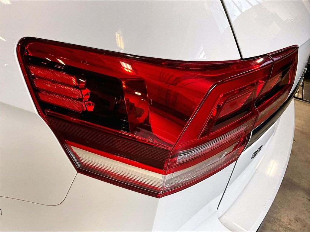Used 2019 White Volkswagen 3.6L V6 SE image 35
