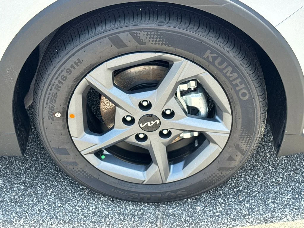 New 2026 Snow White Pearl Kia LXS image 12