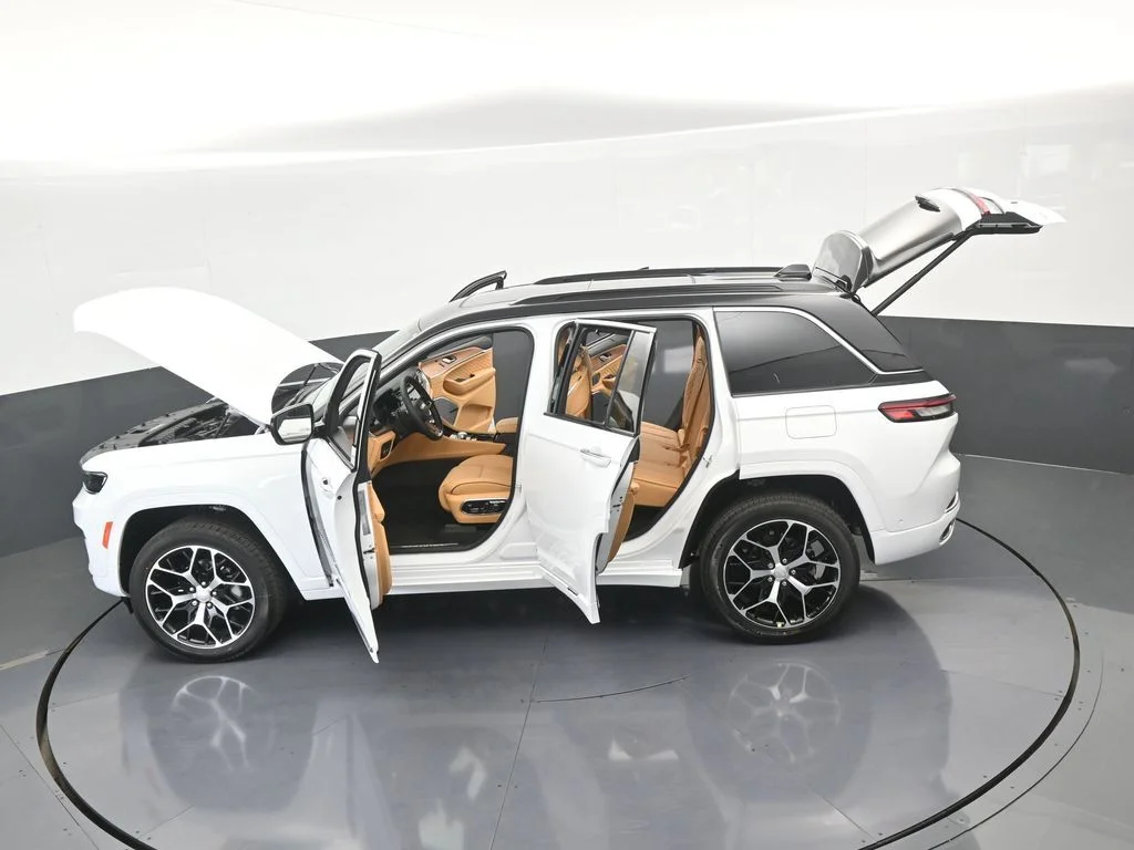 New 2025 Bright White Clear-Coat Exterior Paint Jeep Summit Reserve image 70