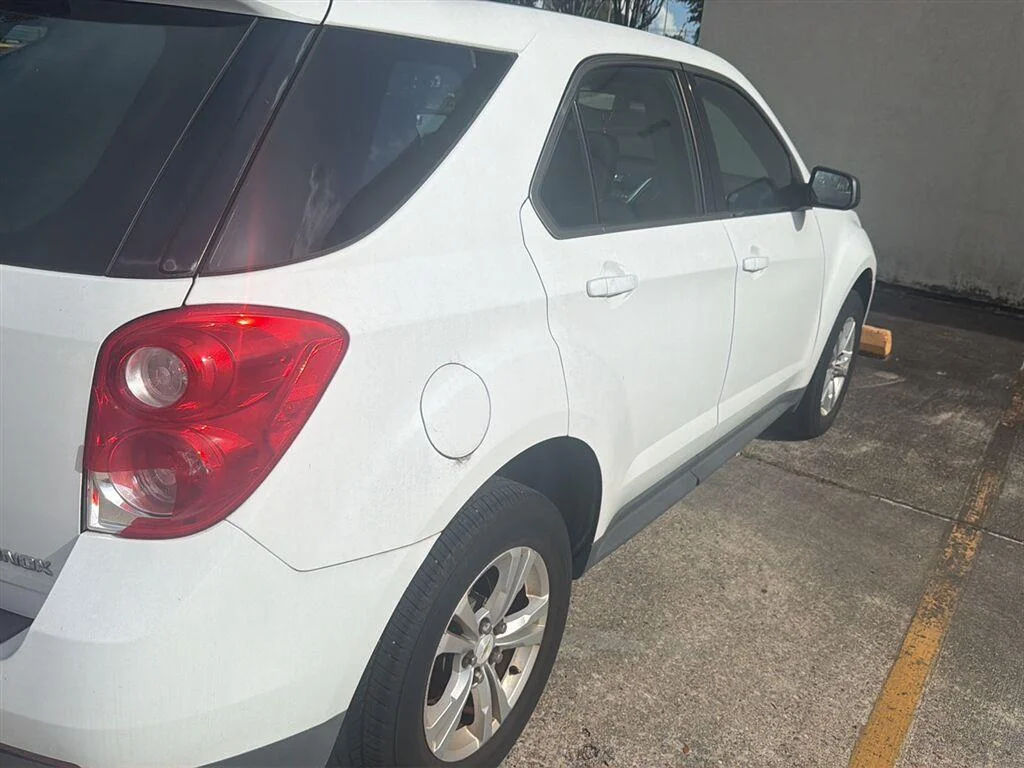 Used 2015 Summit White Chevrolet LS image 3
