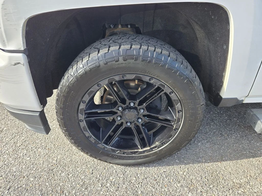 Used 2018 White Chevrolet LT image 11