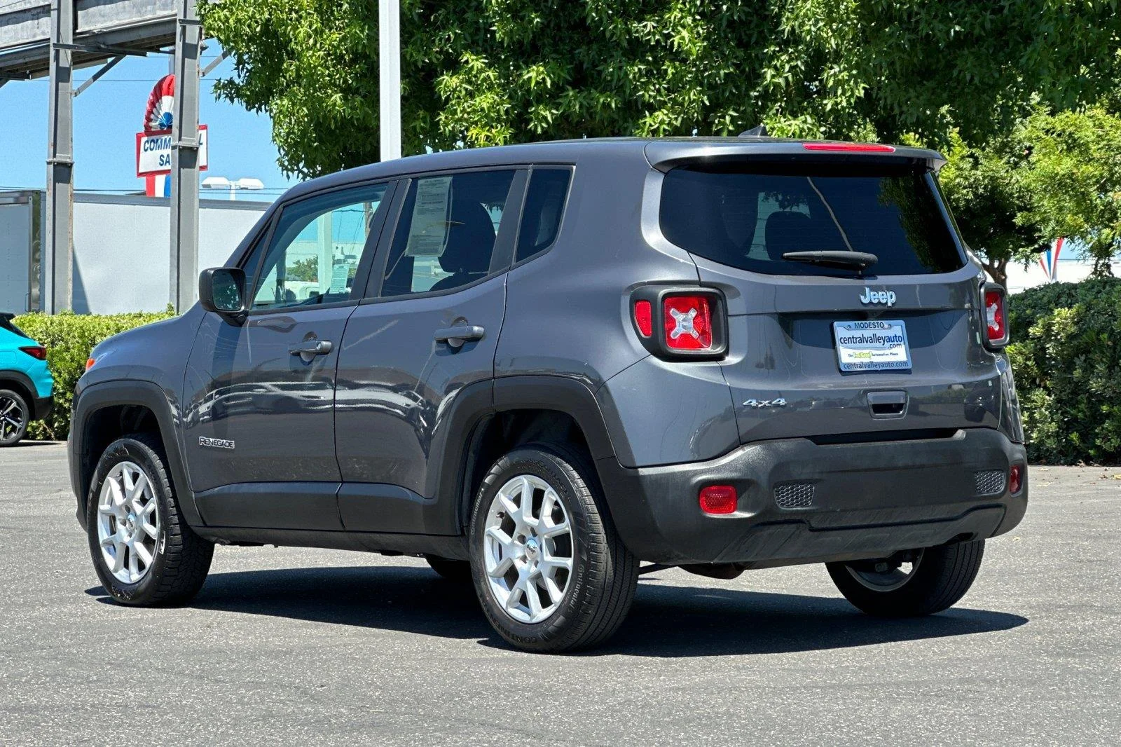 Used 2023 Graphite Gray Jeep Latitude image 5