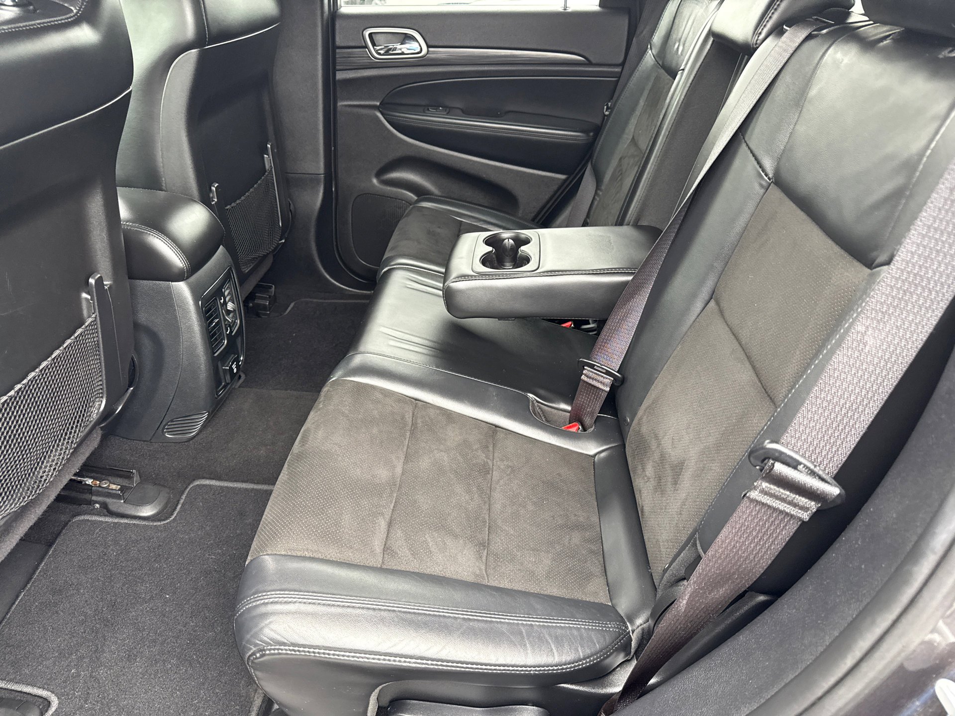 Used 2019 Granite Crystal Metallic Clearcoat Jeep Altitude image 16