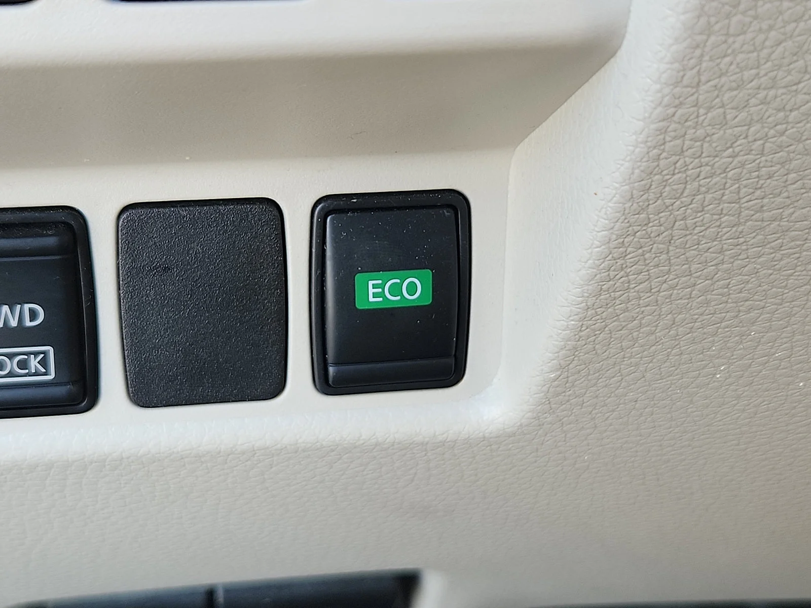 Used 2018 White Nissan SL image 24