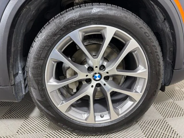 Used 2019 Gray BMW xDrive40i image 23