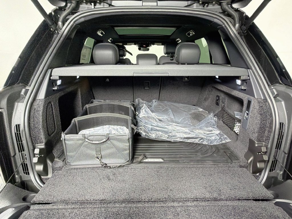 New 2027 Santorini Black Land Rover SE image 28