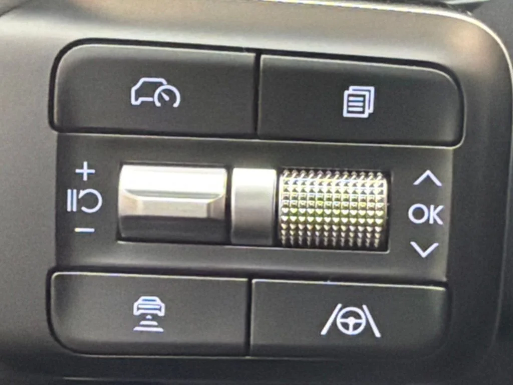 New 2027 Shimmering Silver Hyundai SE image 22