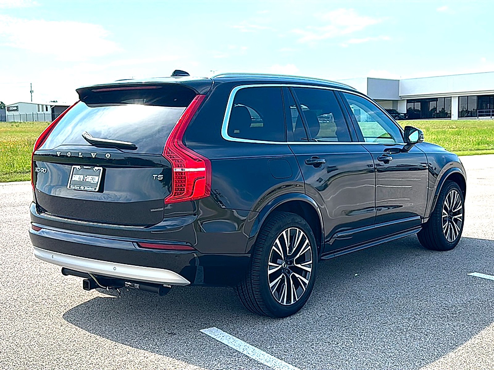 Used 2022 Onyx Black Metallic Volvo T5 Momentum 7 Passenger image 8