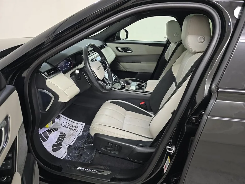 Used 2023 Black Land Rover R-Dynamic S image 4