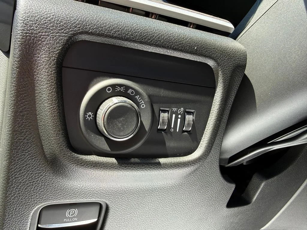 New 2026 Diamond Black Crystal Pearlcoat Jeep Laredo image 19