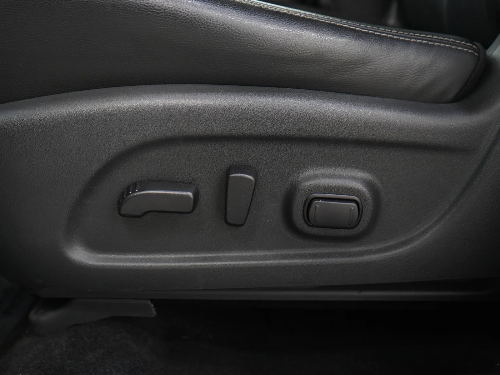 Used 2018 White Nissan SL image 28