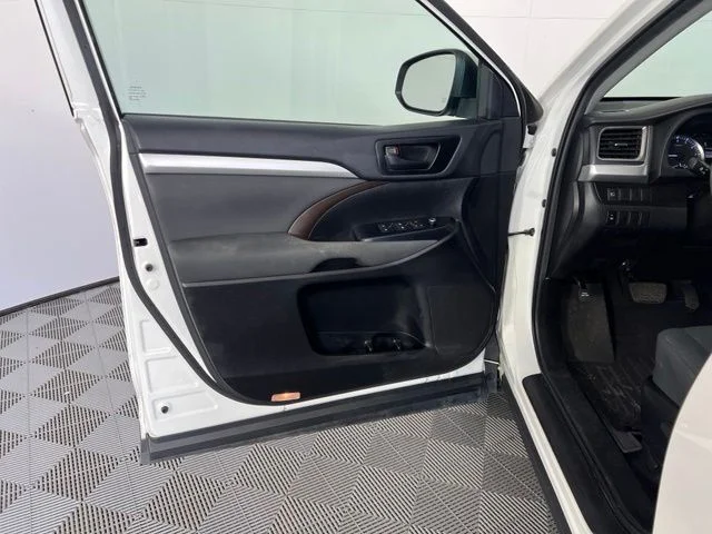 Used 2019 White Toyota LE image 16